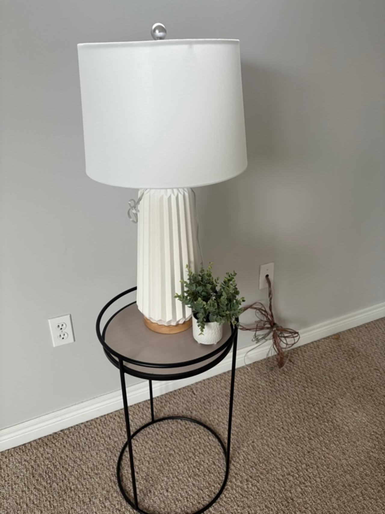 Deco 79 Ceramic Ribbed Table Lamp White