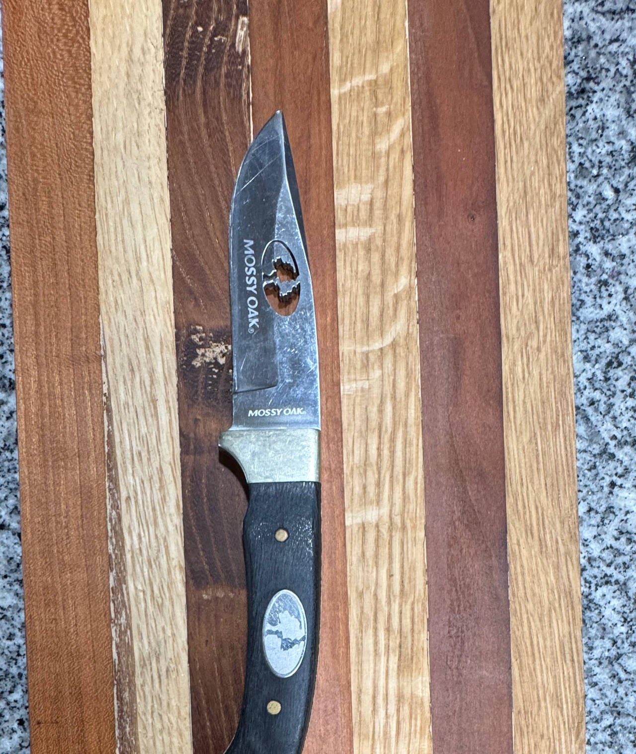 Mossy Oak Fixed Blade Hunting Knife with Blade Cutout • Preowned