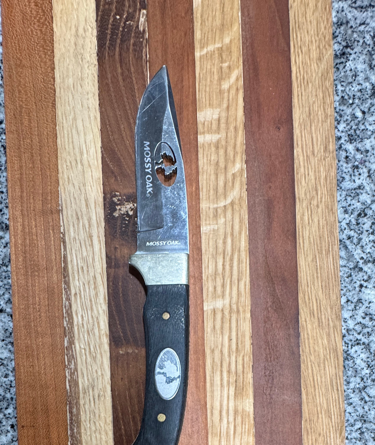 Mossy Oak Fixed Blade Hunting Knife with Blade Cutout • Preowned