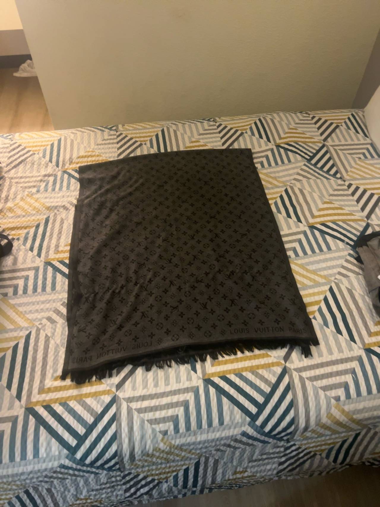 New Louis Vuitton Black Gold Logomania Shine Scarf