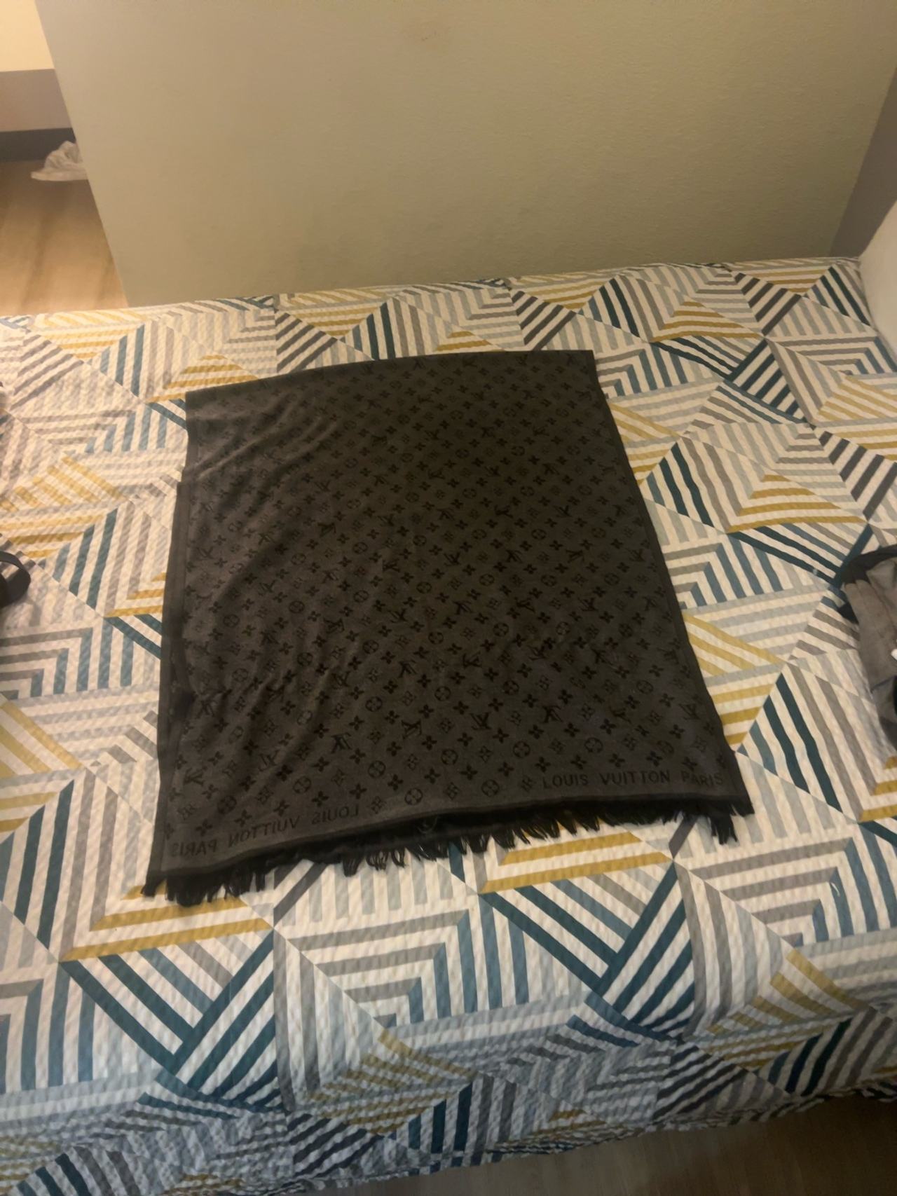 New Louis Vuitton Black Gold Logomania Shine Scarf