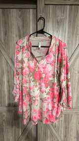 Dear Scarlett Floral Roll-Tab Sleeve V-Neck Top size large pink floral - Image 3