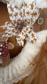 White Cozy Christmas Wreath with Gingerbread Man Accents - Image 5