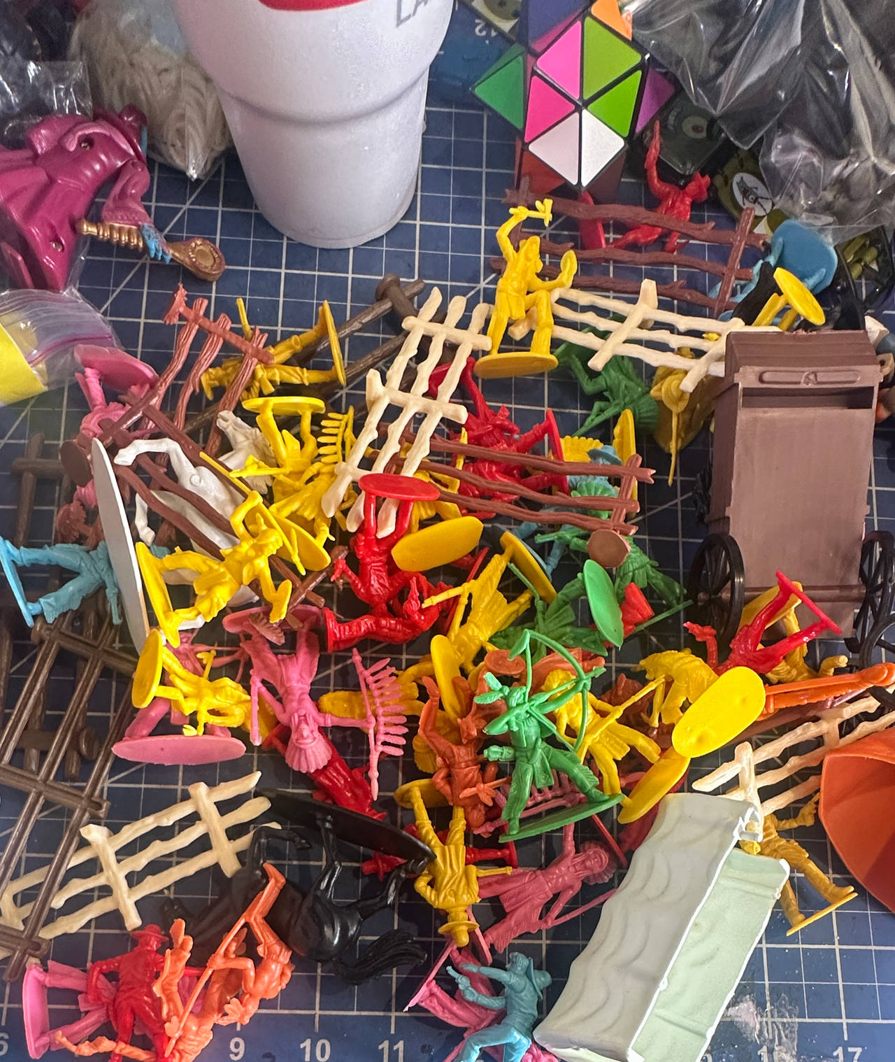 Vintage Plastic Cowboys and Indians Toy Soldiers Lot 208