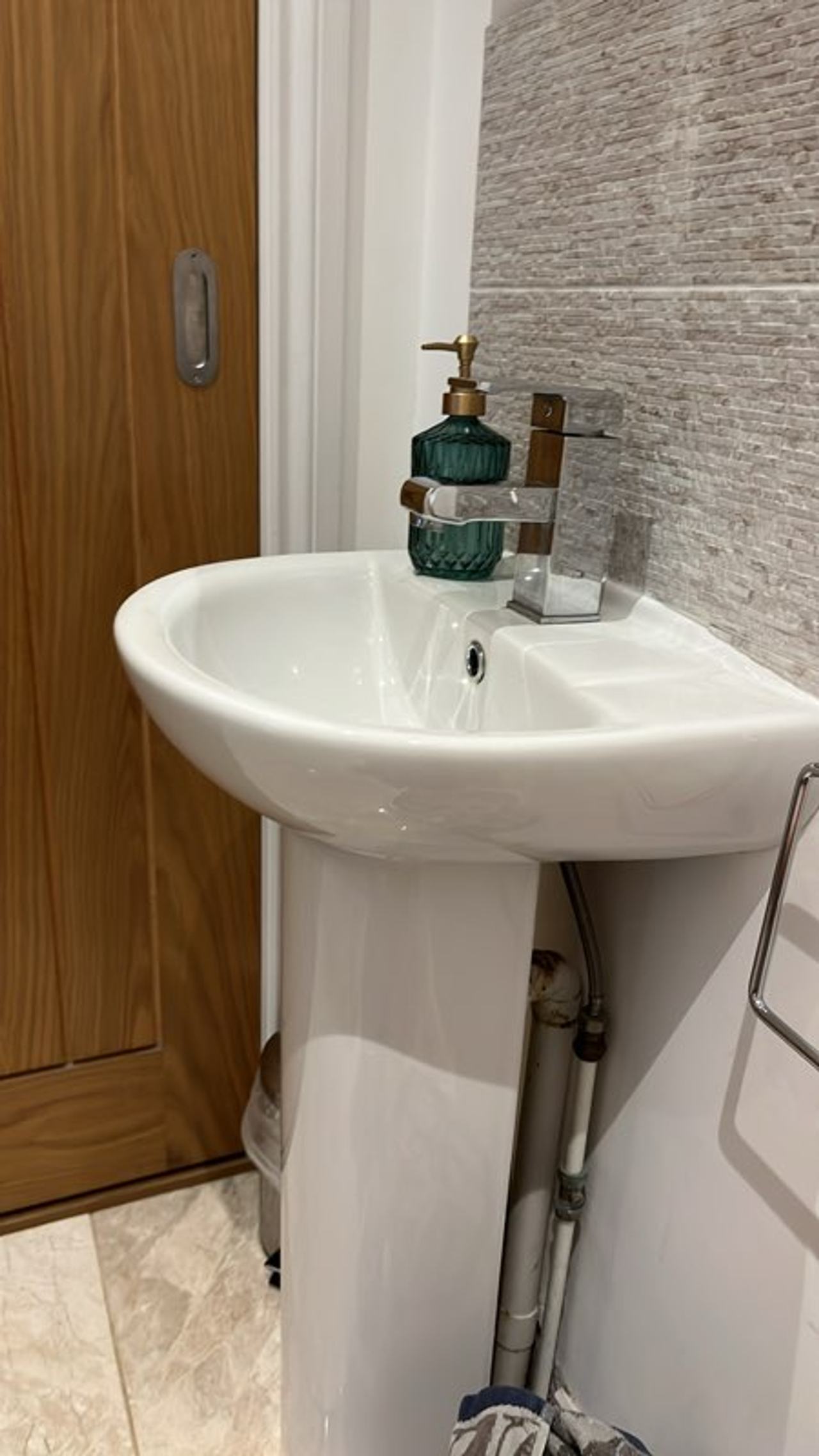 pedestal sink