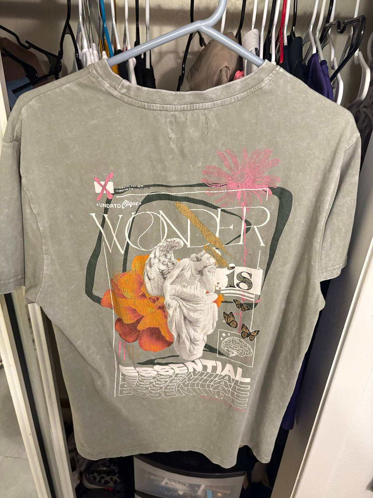 Essentials Graphic- T shirt