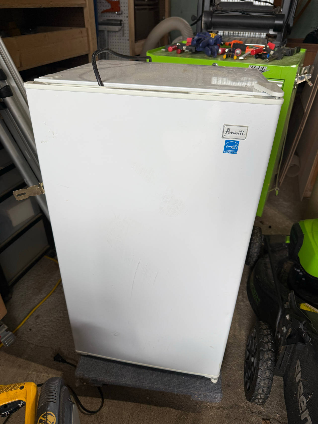 Avanti Compact Refrigerator / Mini Fridge
