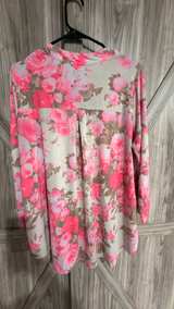 Dear Scarlett Floral Roll-Tab Sleeve V-Neck Top size large pink floral - Image 5