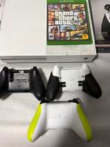 Xbox One S 1TB + 3 Controllers + Elite Series 2 + GTA V - Image 5