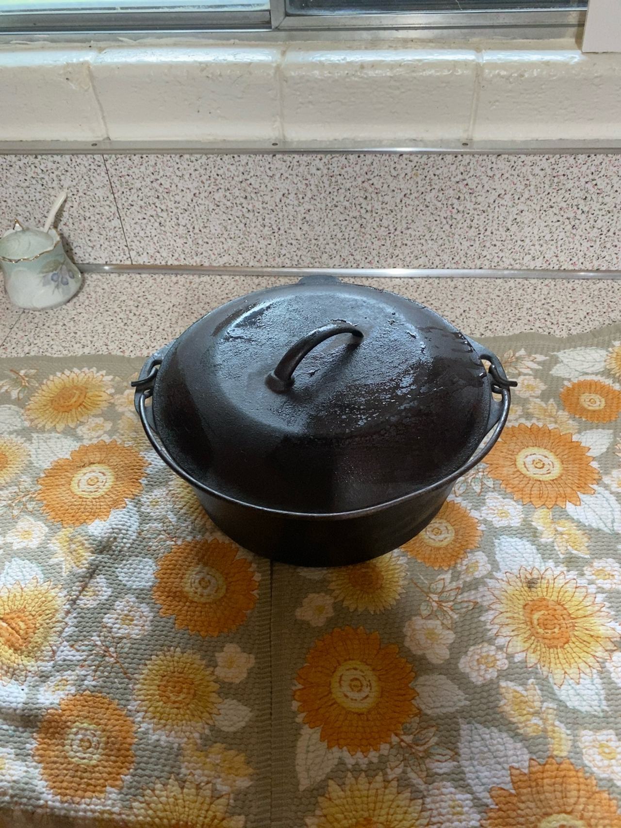 Lodge Cast Iron Dutch Oven 10" Camp Style with Bail Handle