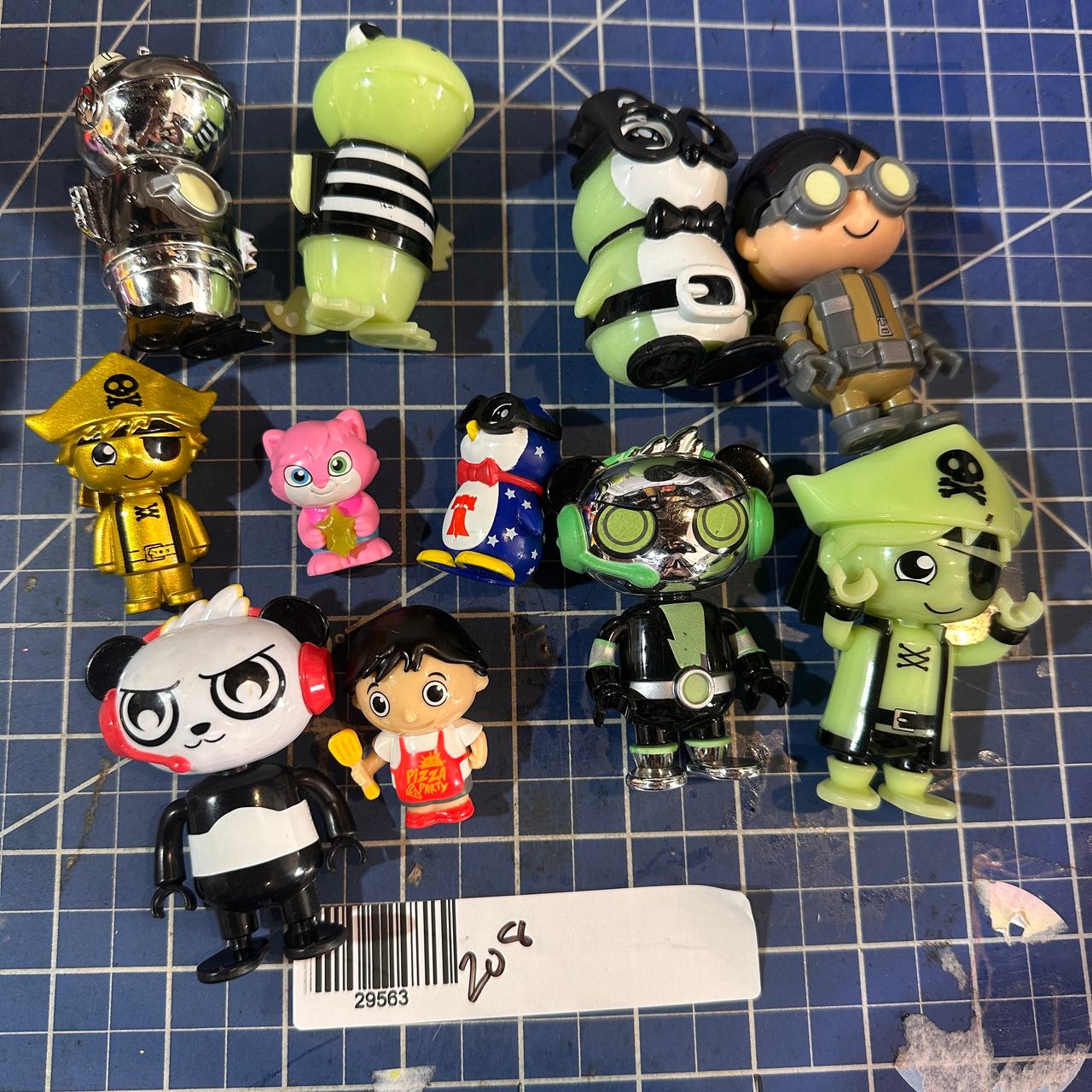 Ryan's World Mystery Figures Lot  11 pcs glow in the dark 208 - 63
