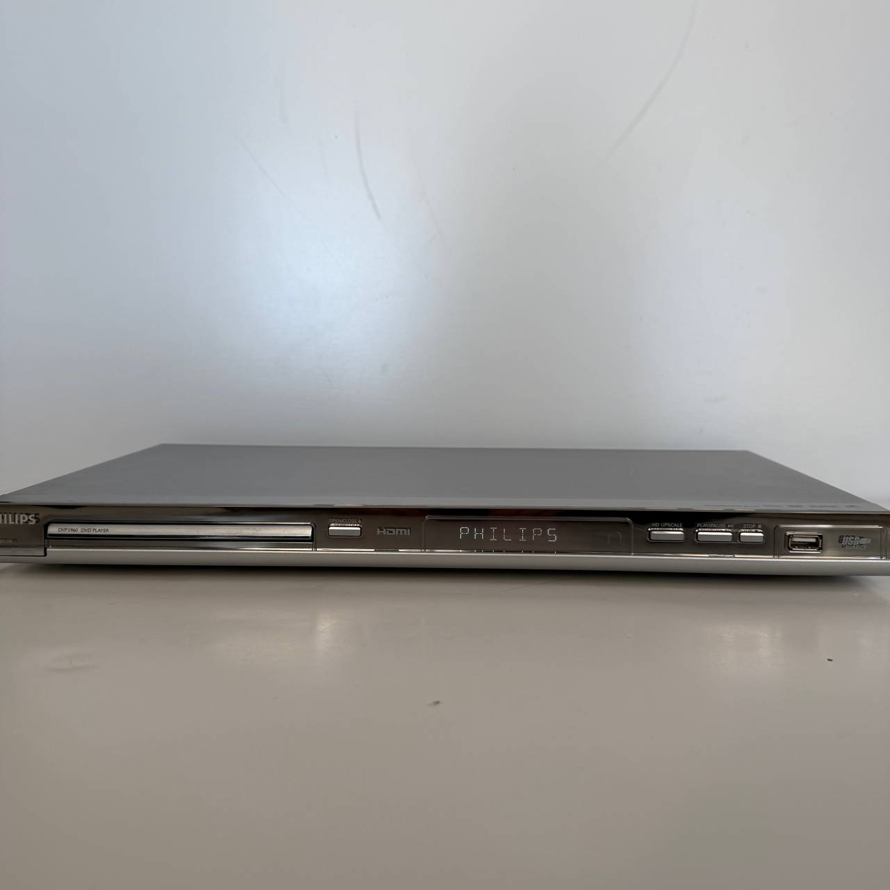 Philips DVP5980
Doesn’t work, powers on, tray opens and closes