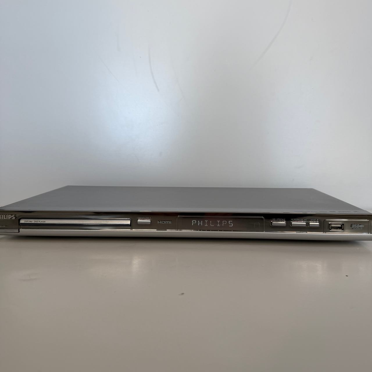 Philips DVP5980
Doesn’t work, powers on, tray opens and closes