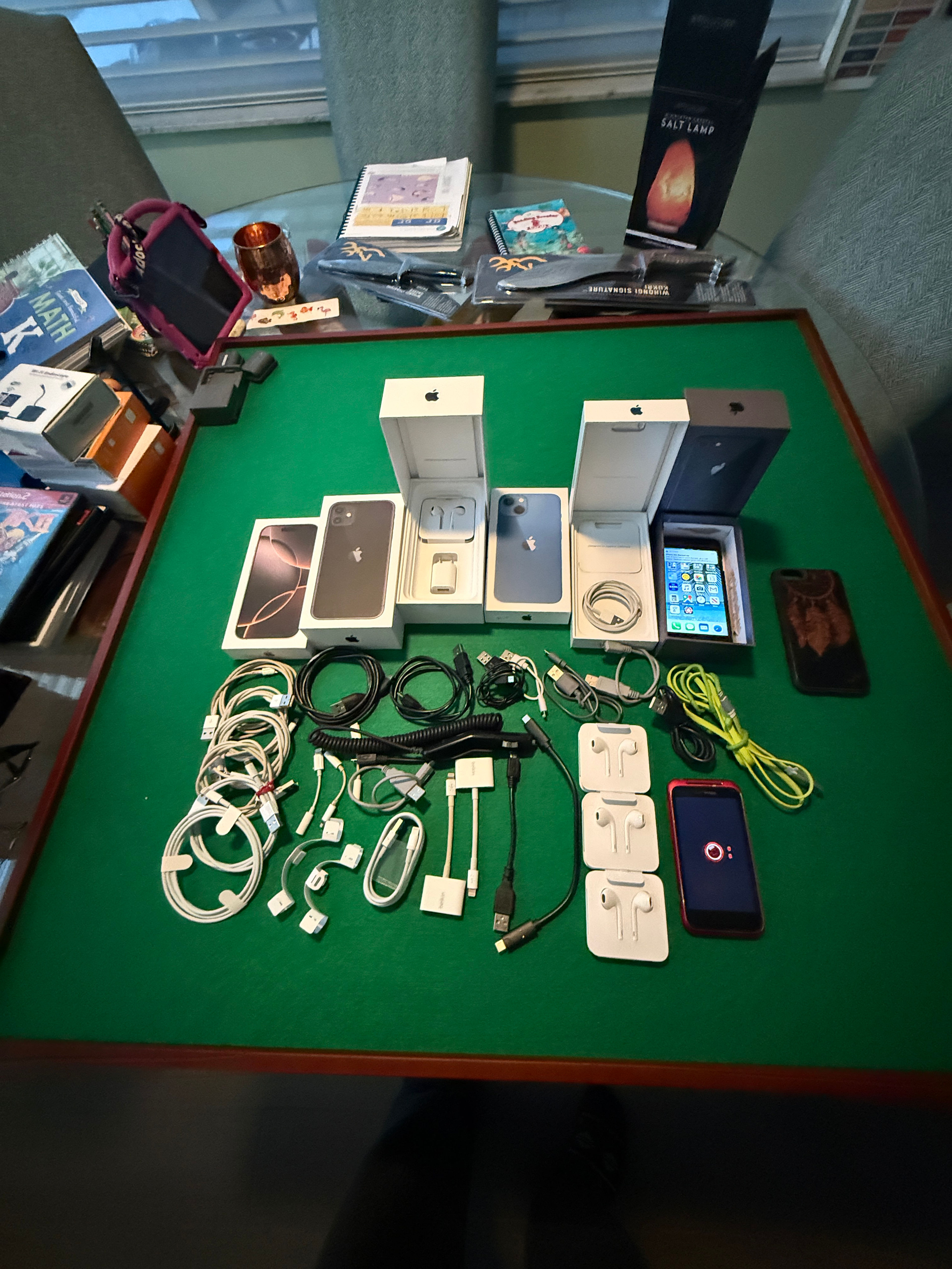 Apple iPhone Lot iPhones boxes and accessories