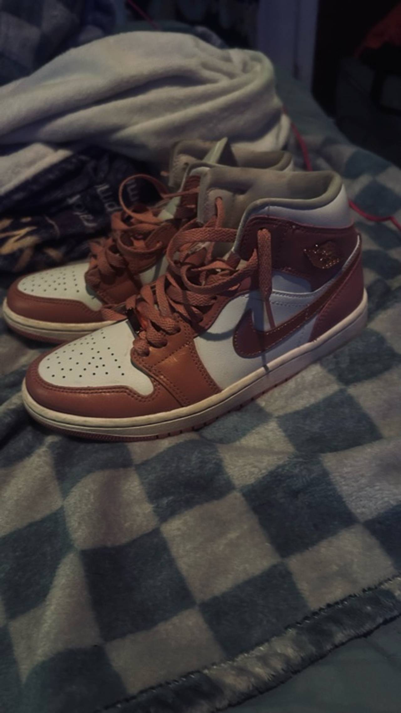 Nike Air Jordan 1 Mid Women's Red Stardust