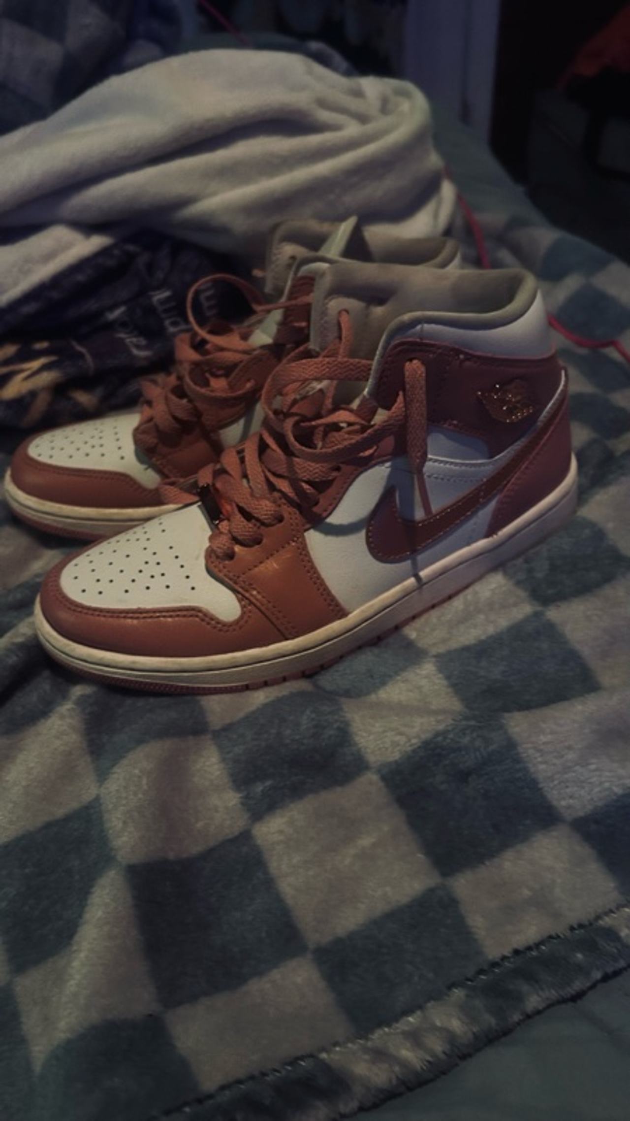 Nike Air Jordan 1 Mid Women's Red Stardust