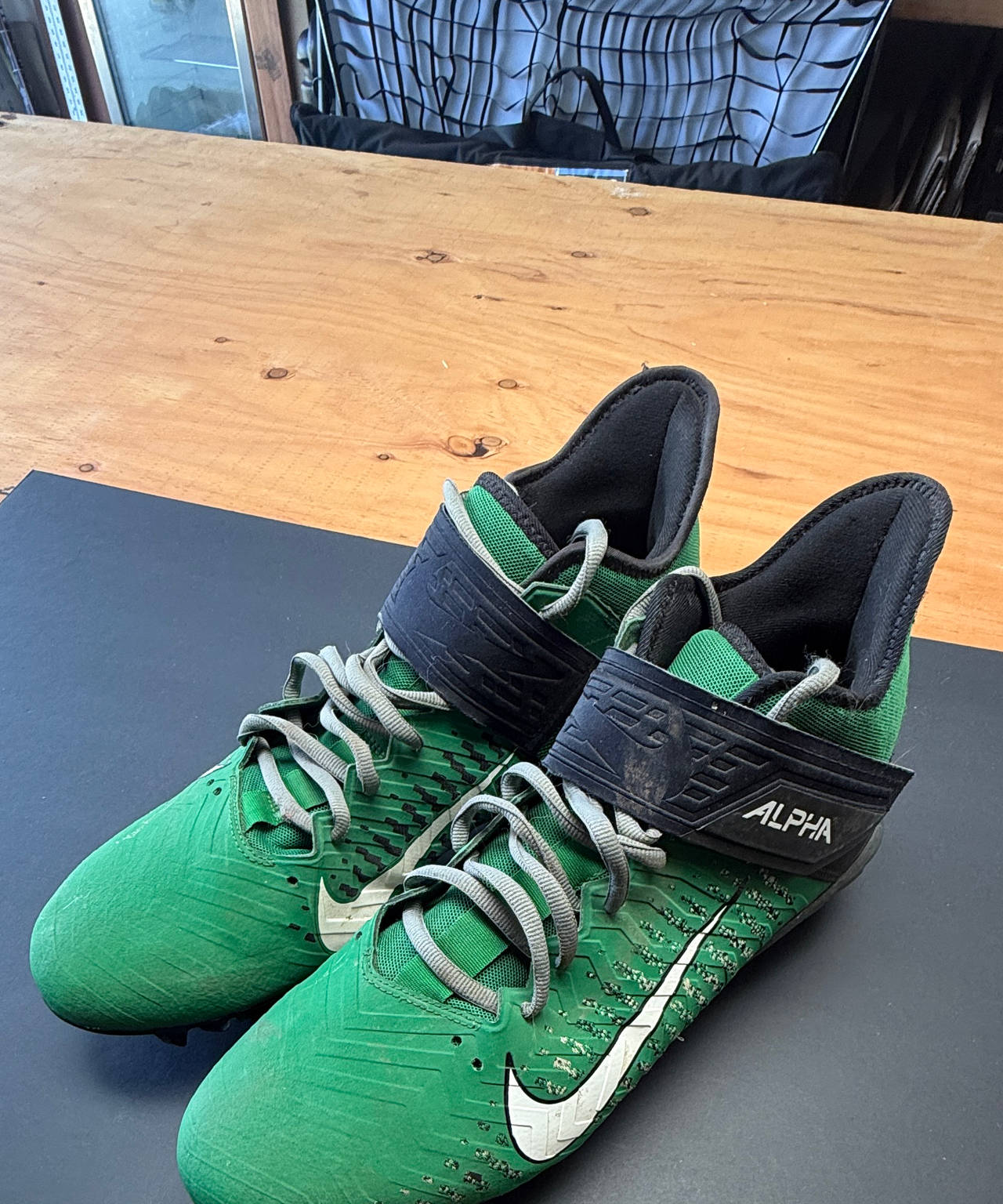 Nike Alpha Menace Pro 1 Mid Football Cleats