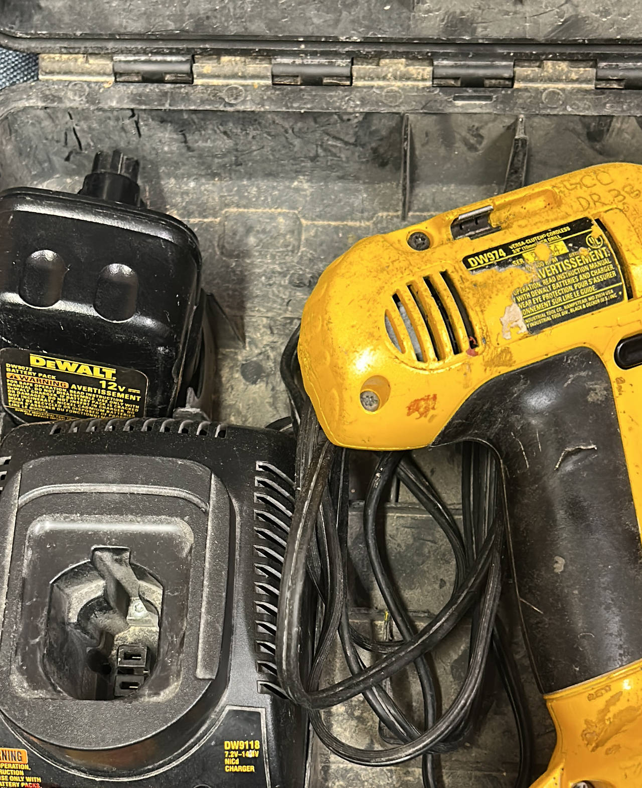 DeWalt DW974 12V Cordless Drill/Driver Kit