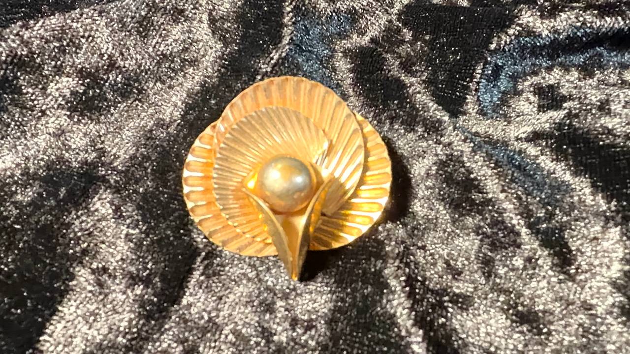 Vintage Art Deco Gold Tone Shell Brooch with Faux Pearl