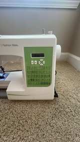 Singer Fashion Mate 7256 Computerized Sewing Machine - Image 4