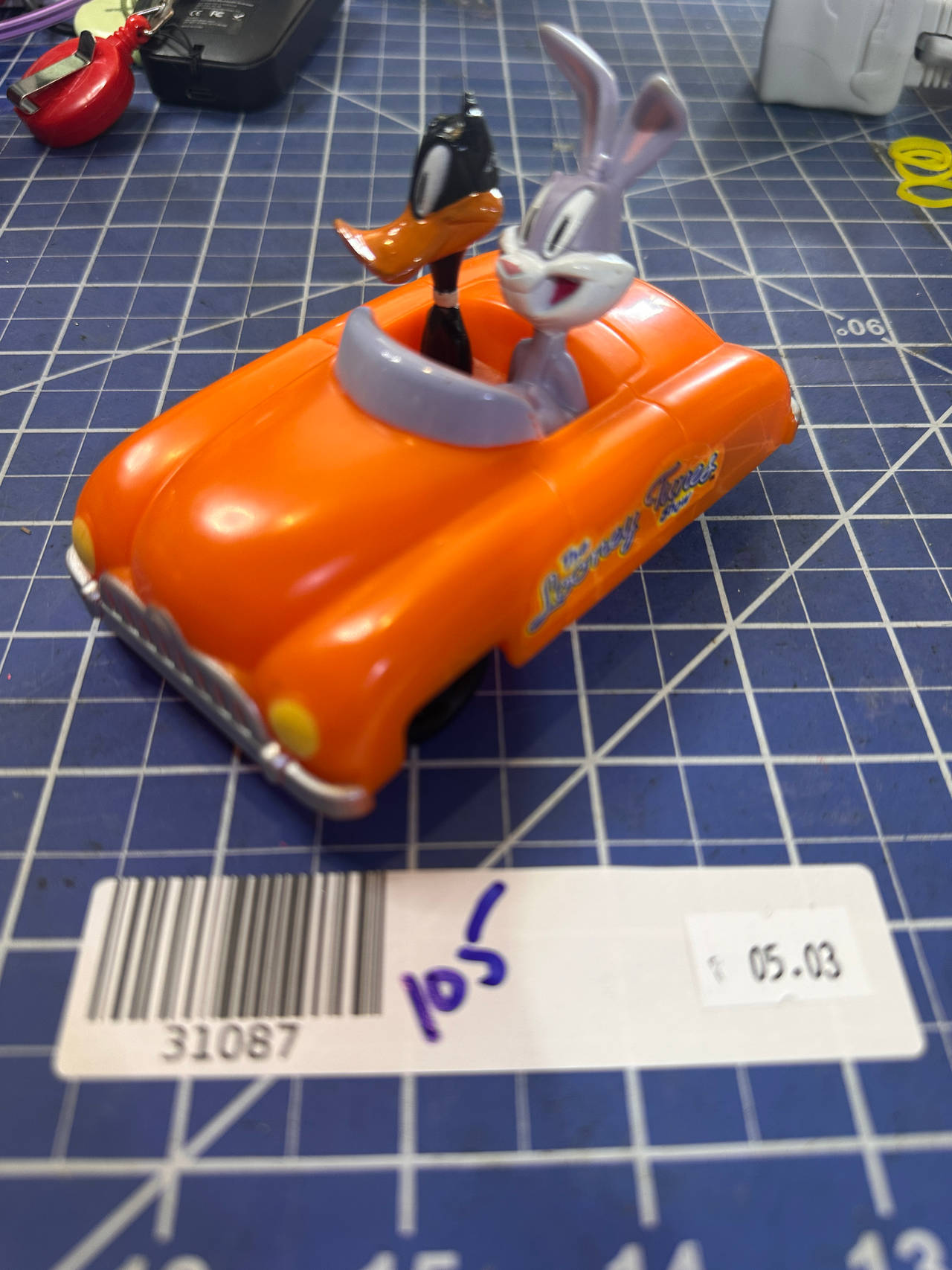 Looney Tunes Bugs Bunny and Daffy Duck Orange Convertible Toy Car 105
