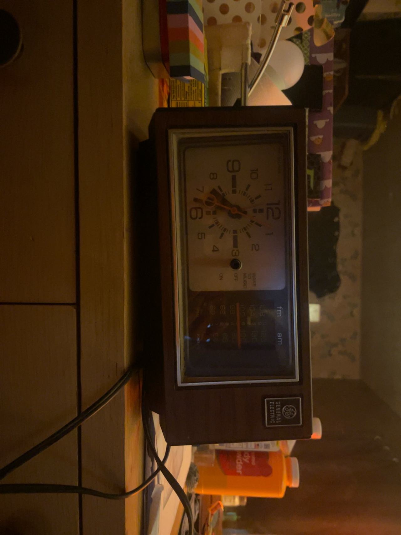 General Electric 7-4550C Walnut Grain Clock Radio