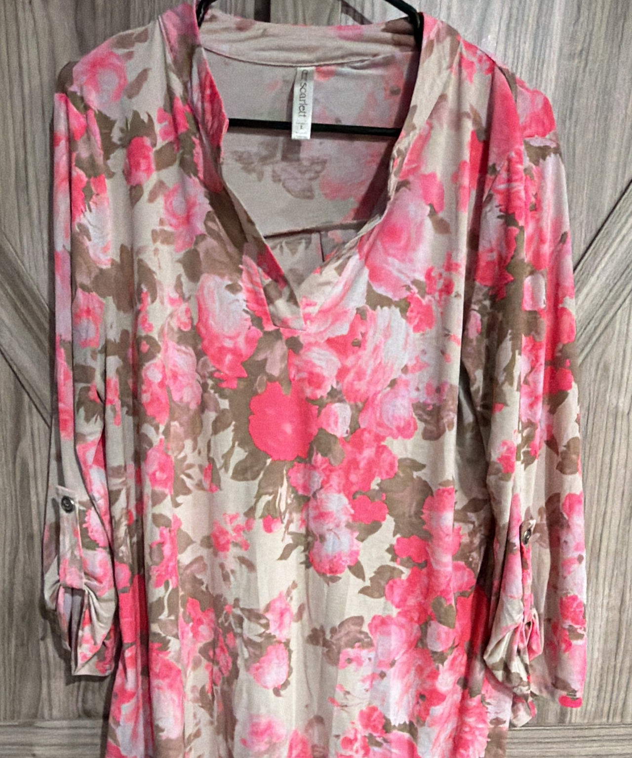 Dear Scarlett Floral Roll-Tab Sleeve V-Neck Top size large pink floral