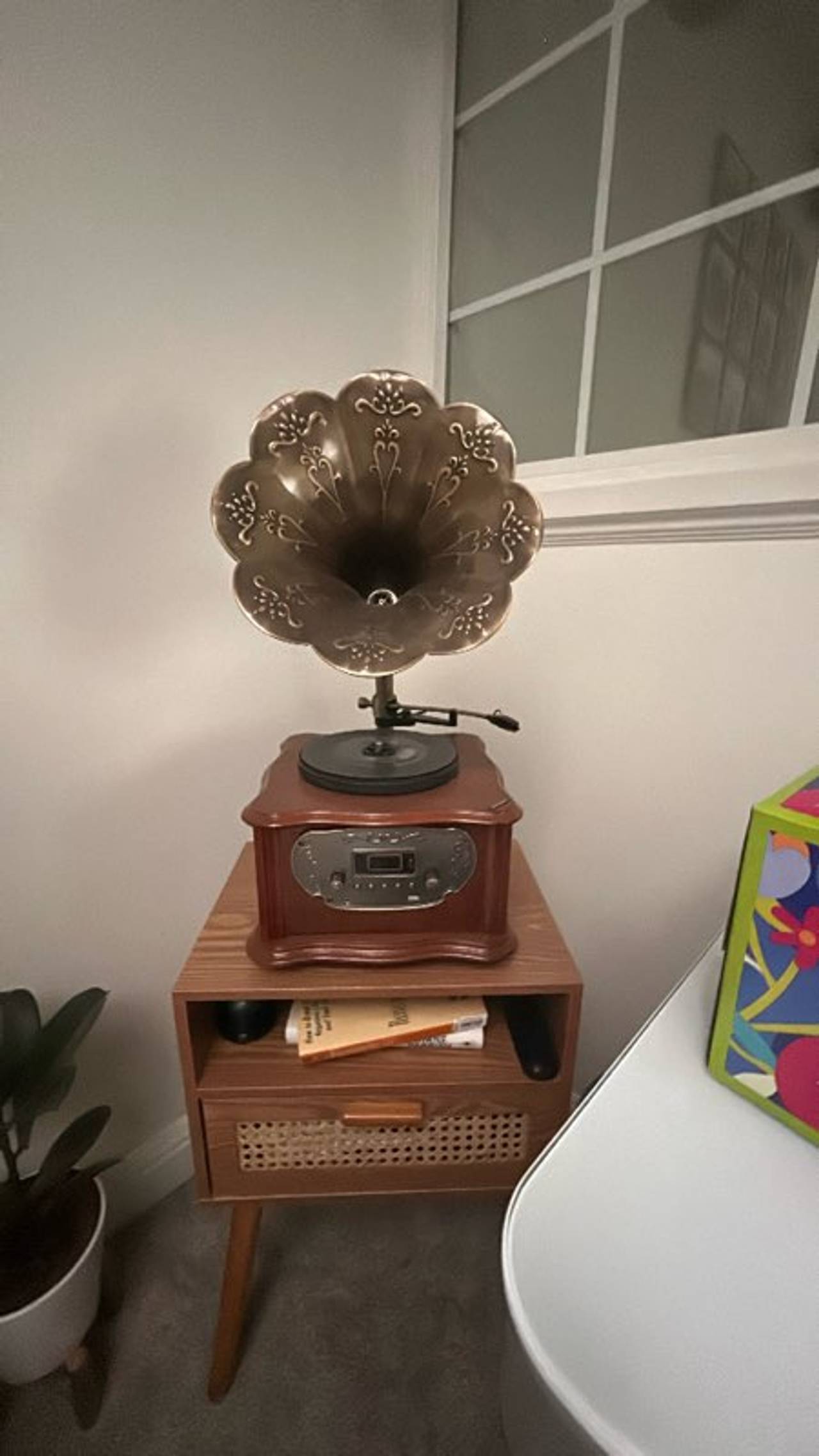 Retro Turntable with Horn