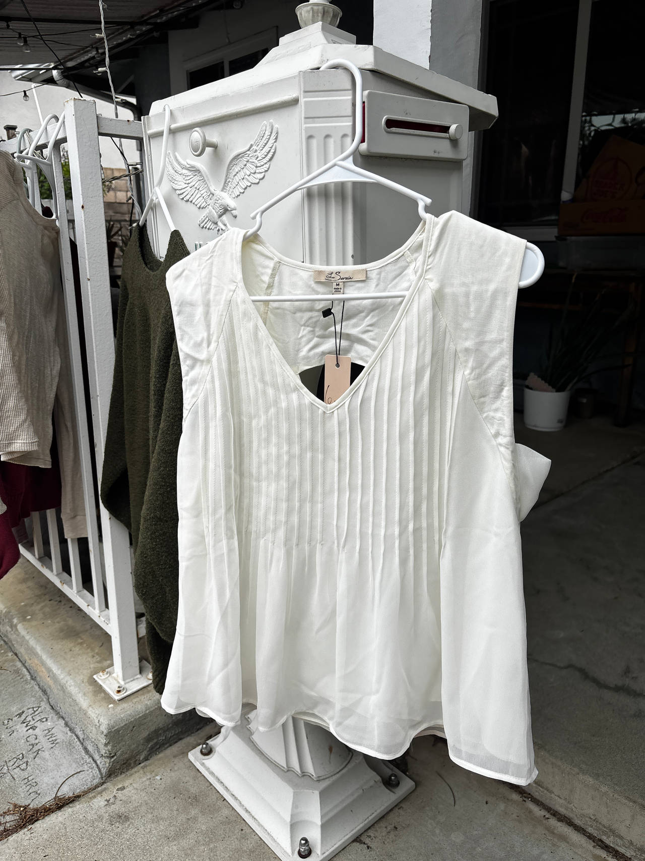 Los Serein Pintuck V-Neck Sleeveless Blouse Top