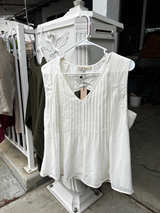 Los Serein Pintuck V-Neck Sleeveless Blouse Top - Image 1