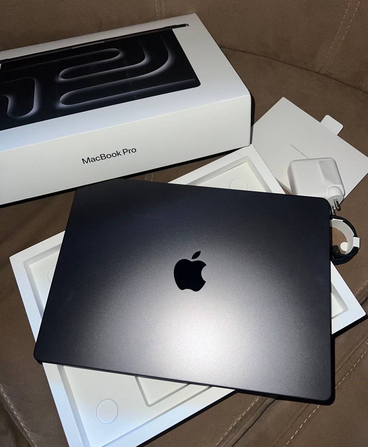 Apple MacBook Pro14-inch(M3 Pro/Max,2023) Space Black.The lease I can go is 750
