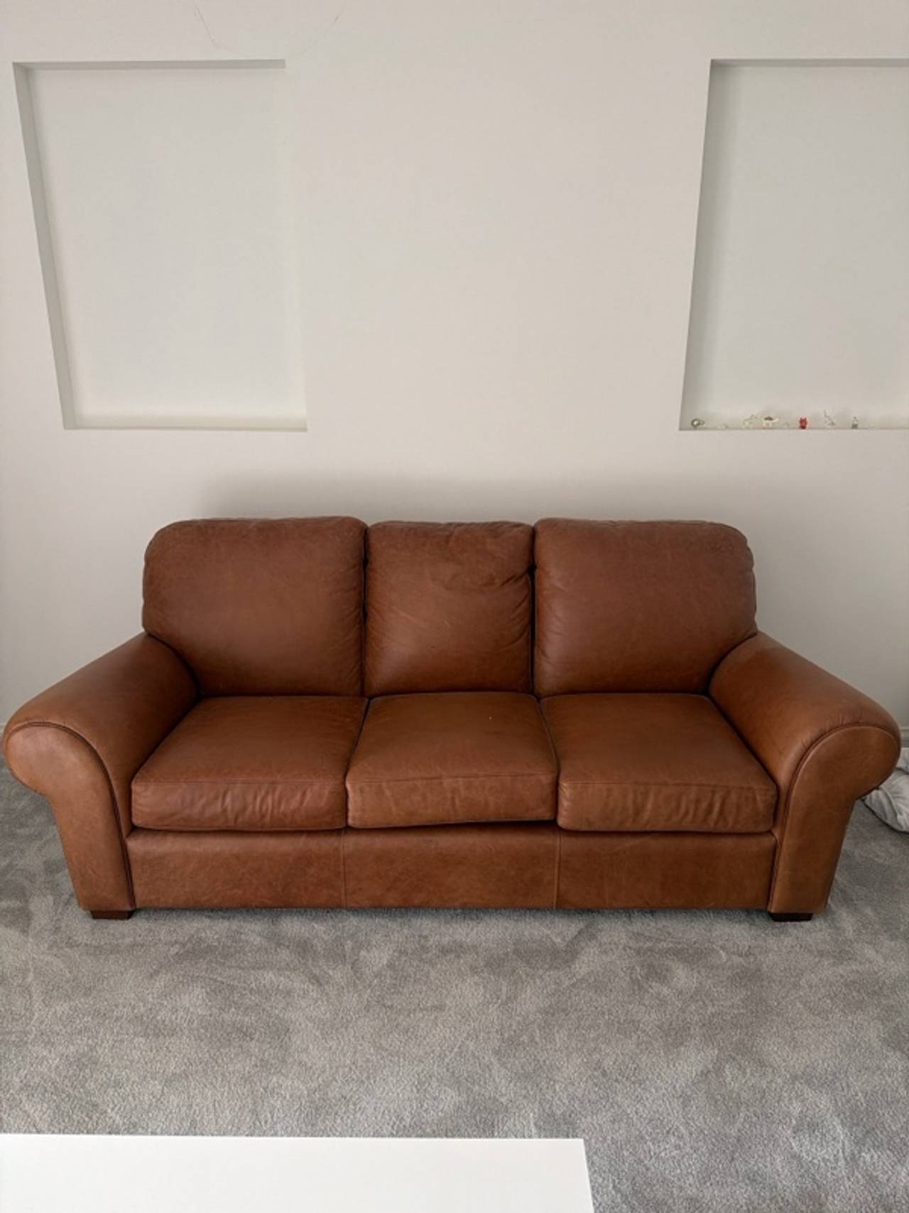 GENUINE LEATHER LOUNGE SUITE – 3 PIECES – PRISTINE CONDITION