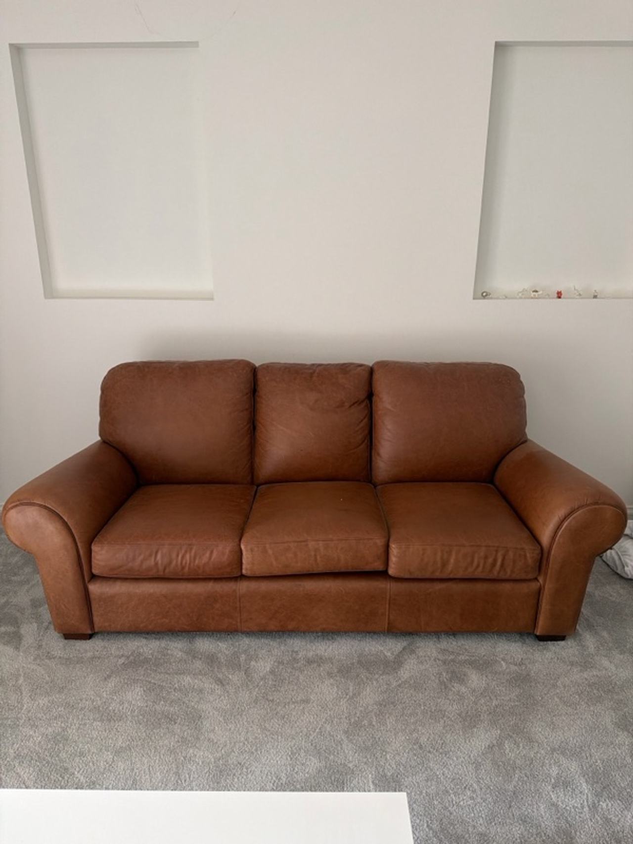 GENUINE LEATHER LOUNGE SUITE – 3 PIECES – PRISTINE CONDITION