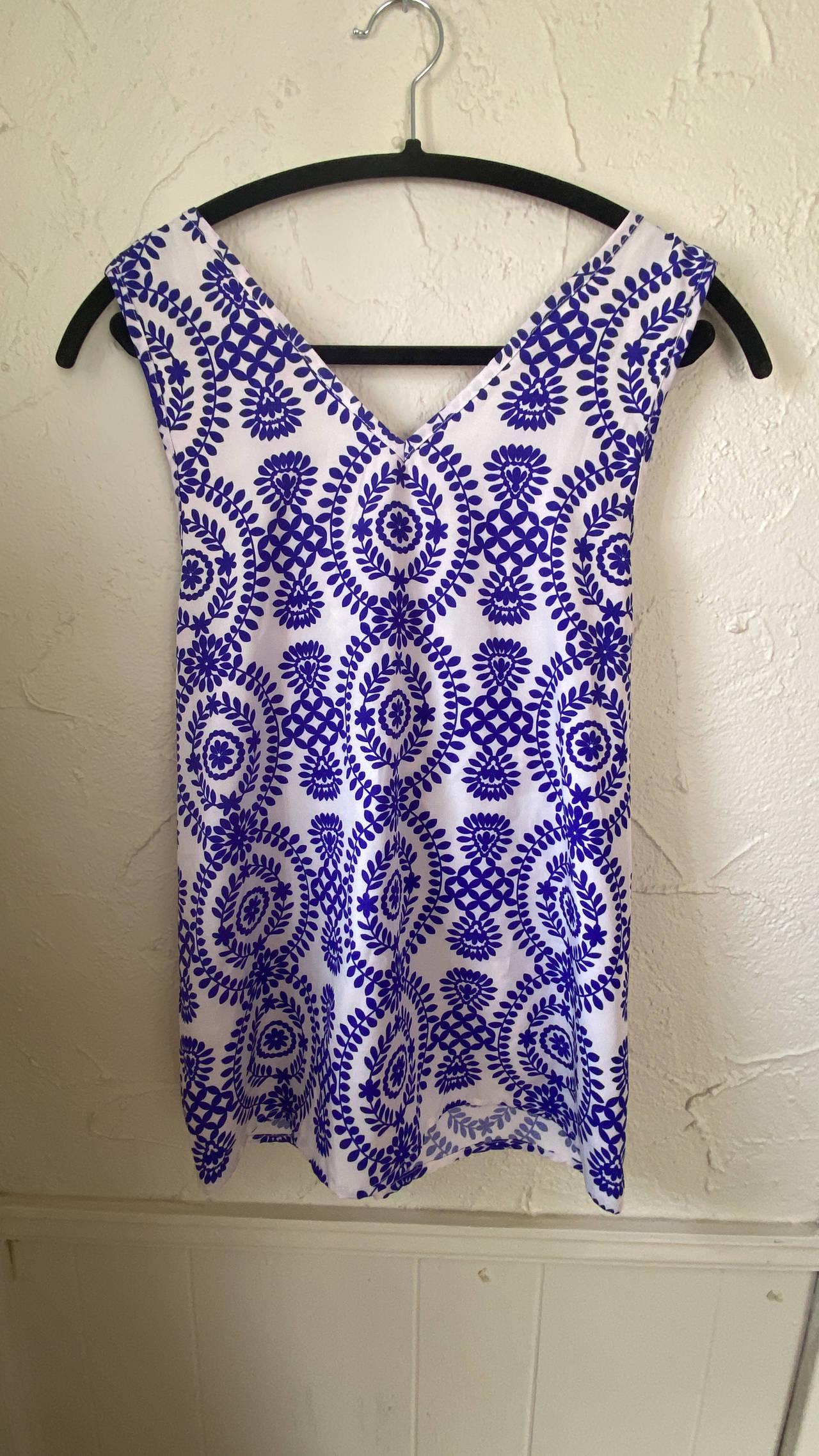 Sleeveless Printed Blouse with X Cross Back