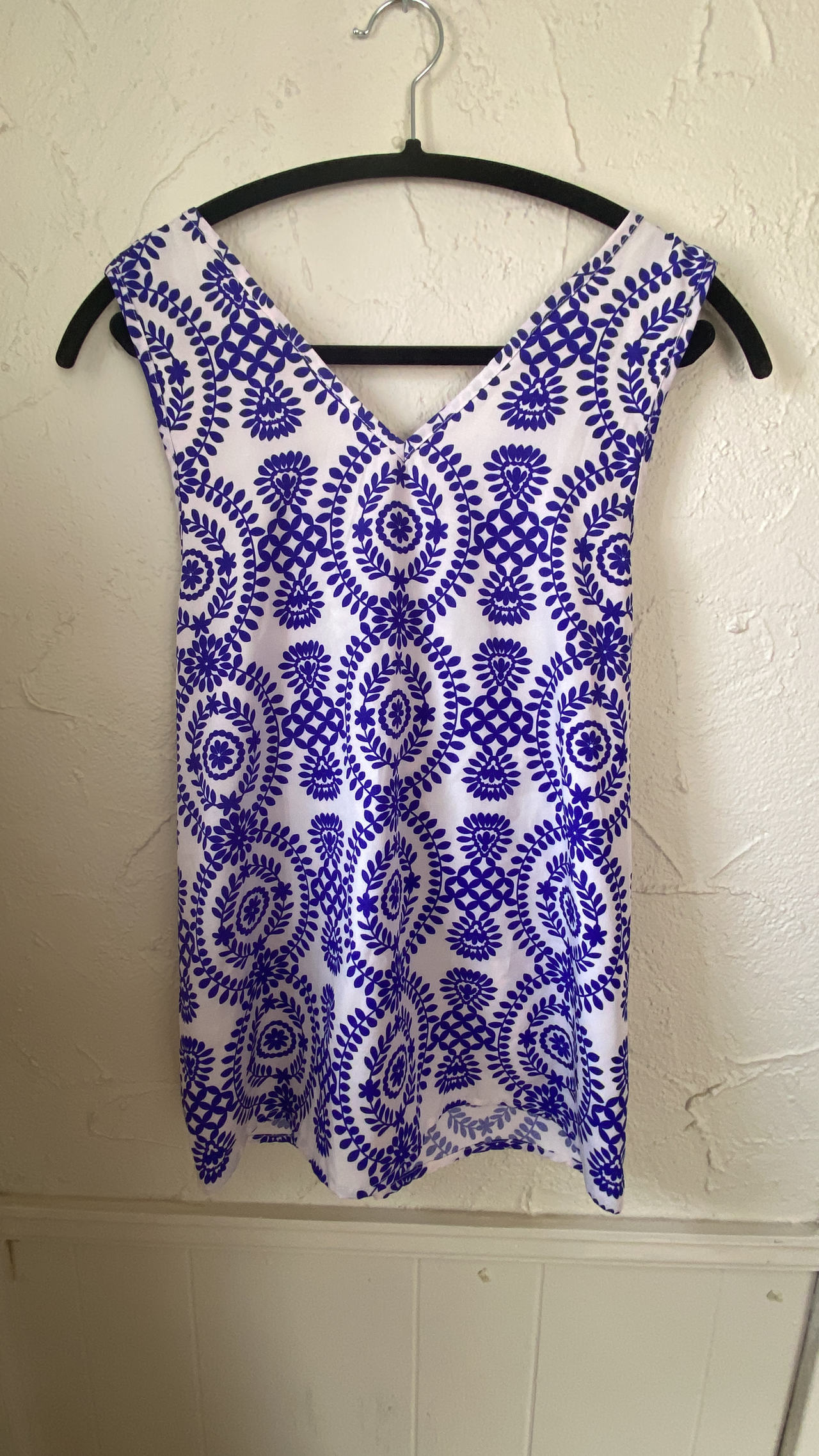 Sleeveless Printed Blouse with X Cross Back