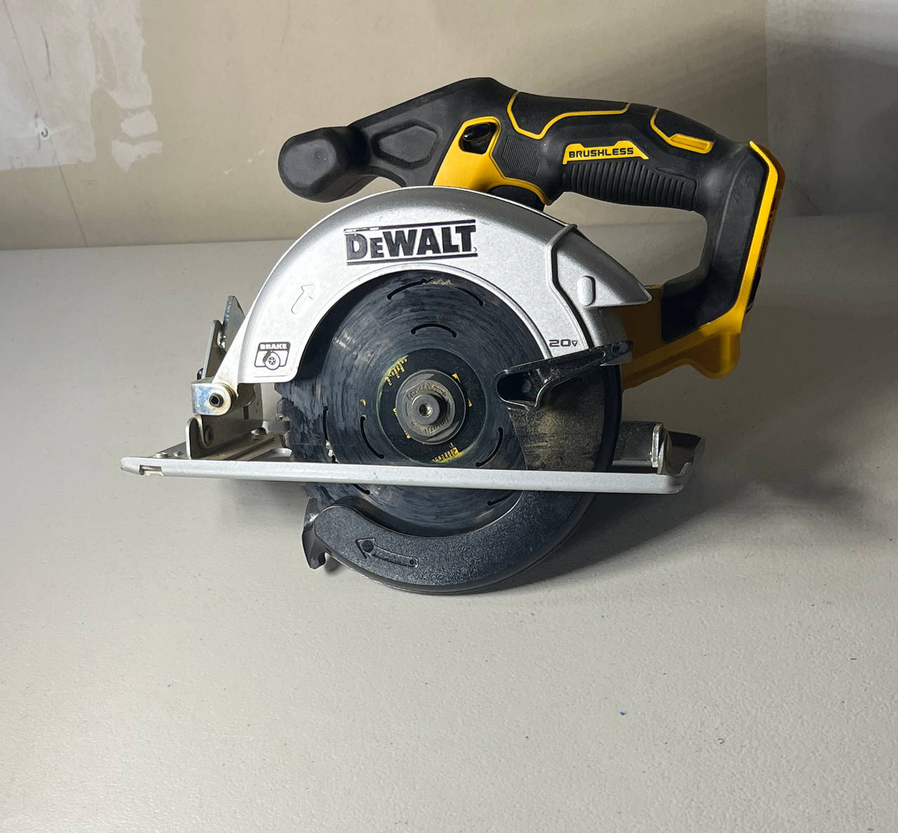 DEWALT 20V MAX Brushless 6-1/2 in. Cordless Circular Saw