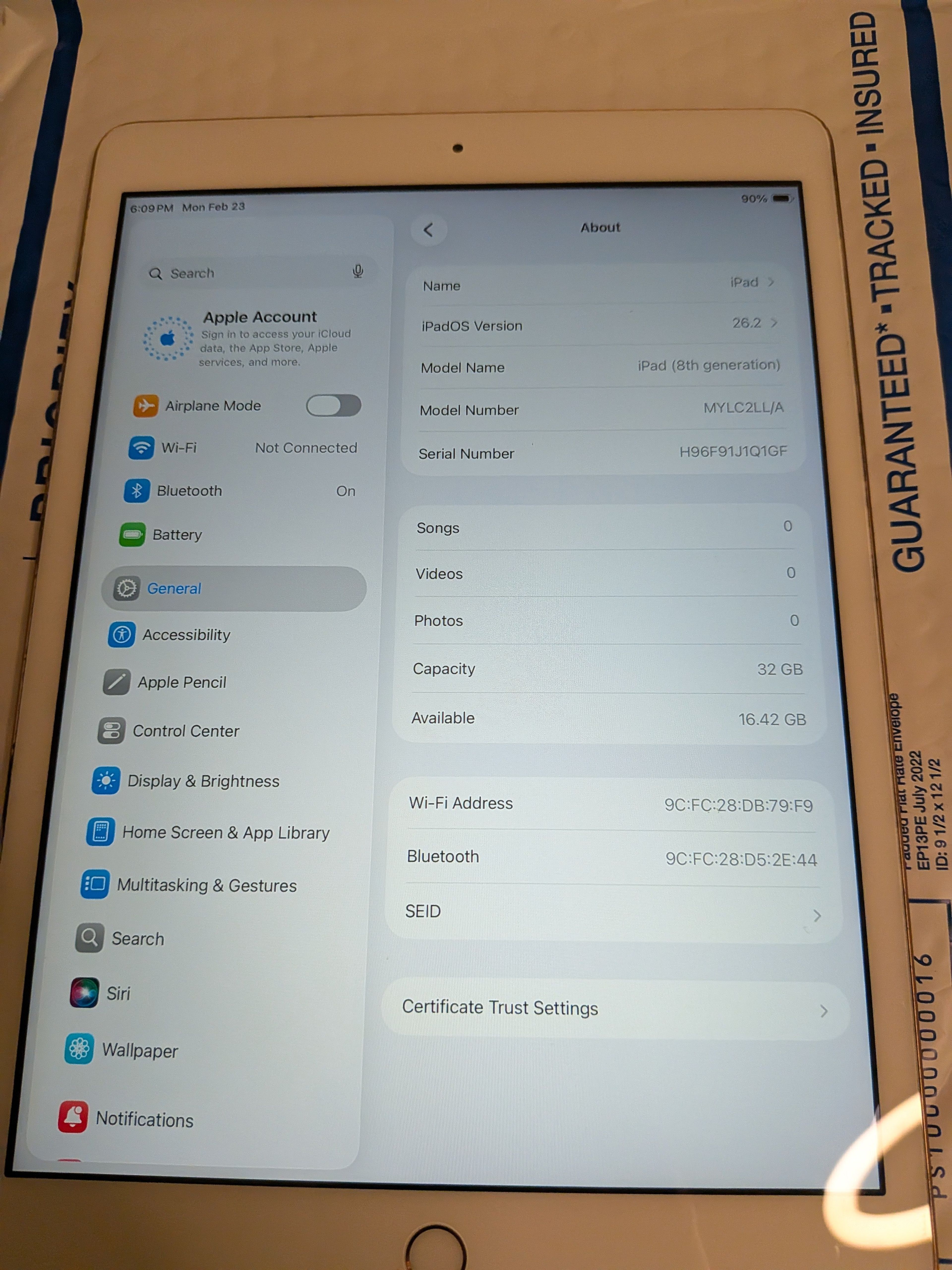 Apple iPad (8th generation) 32GB Wi-Fi Gold - Image 2