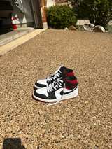Air Jordan 1 Mid Black White Red - Image 4