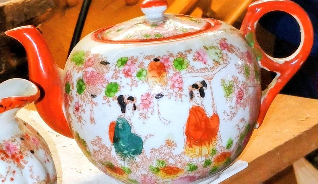 Vintage Japanese Kutani Geisha Ware Teapot