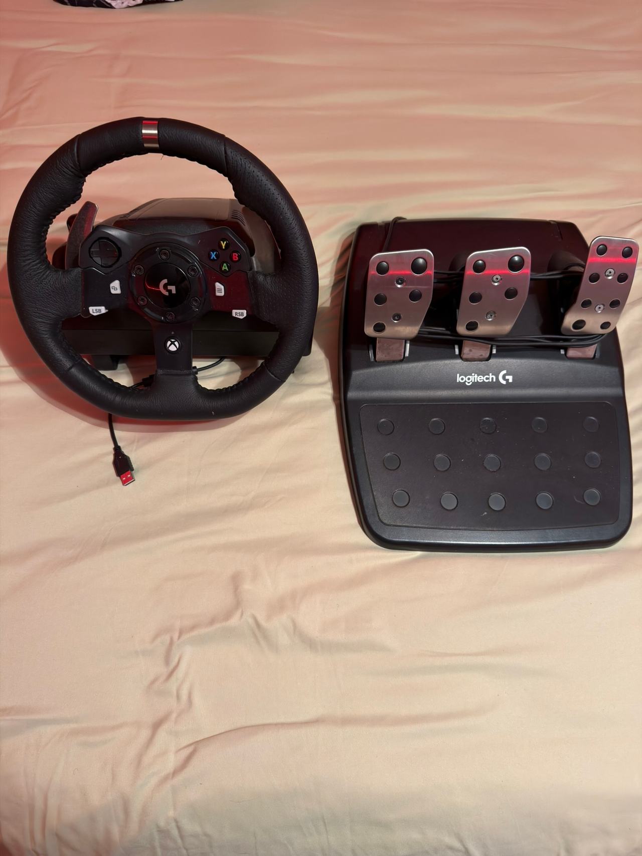 Logitech G920 Driving Force Racing Wheel and Pedals