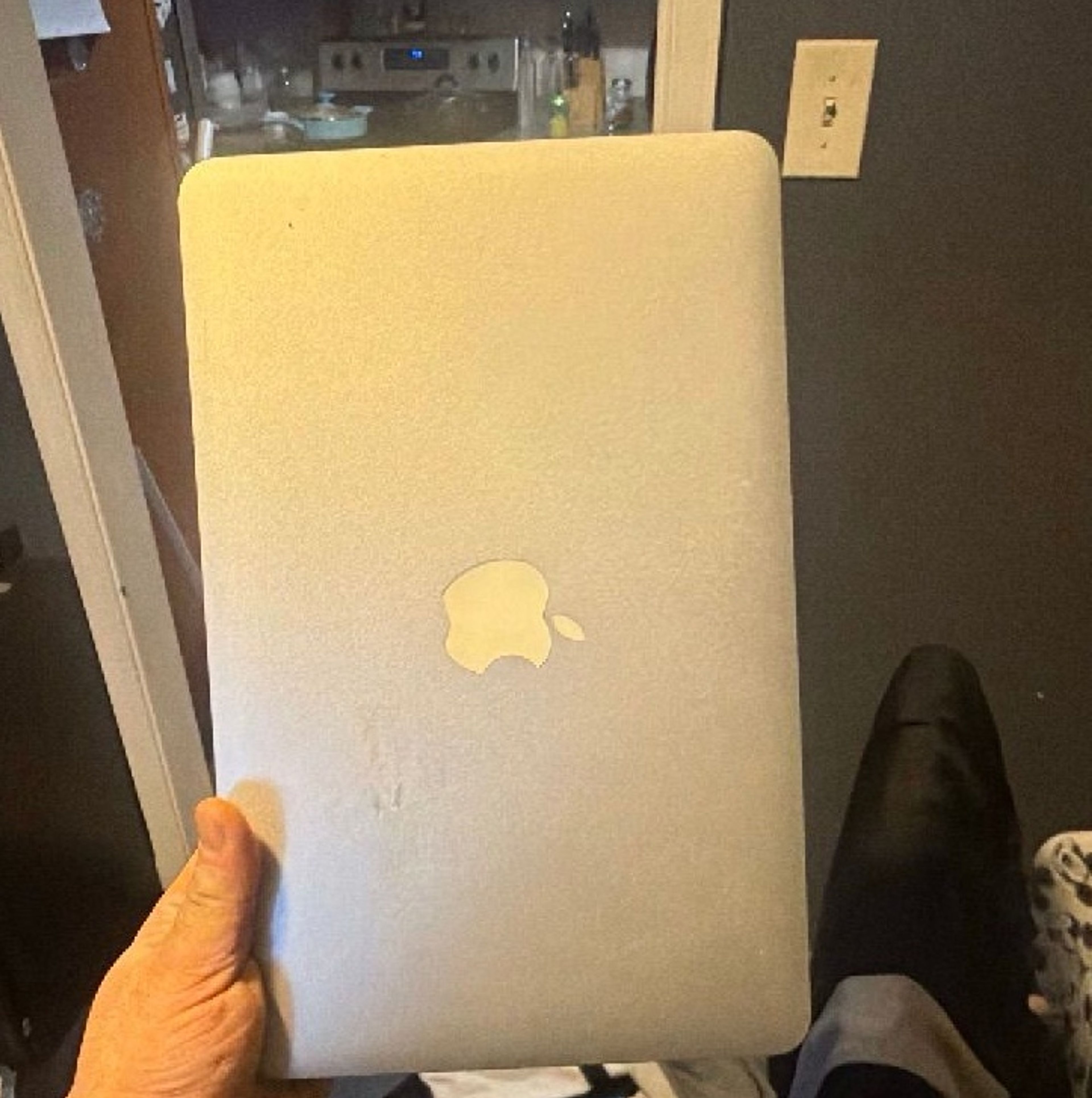 Apple MacBook Air 13-inch Early 2015 - Image 4