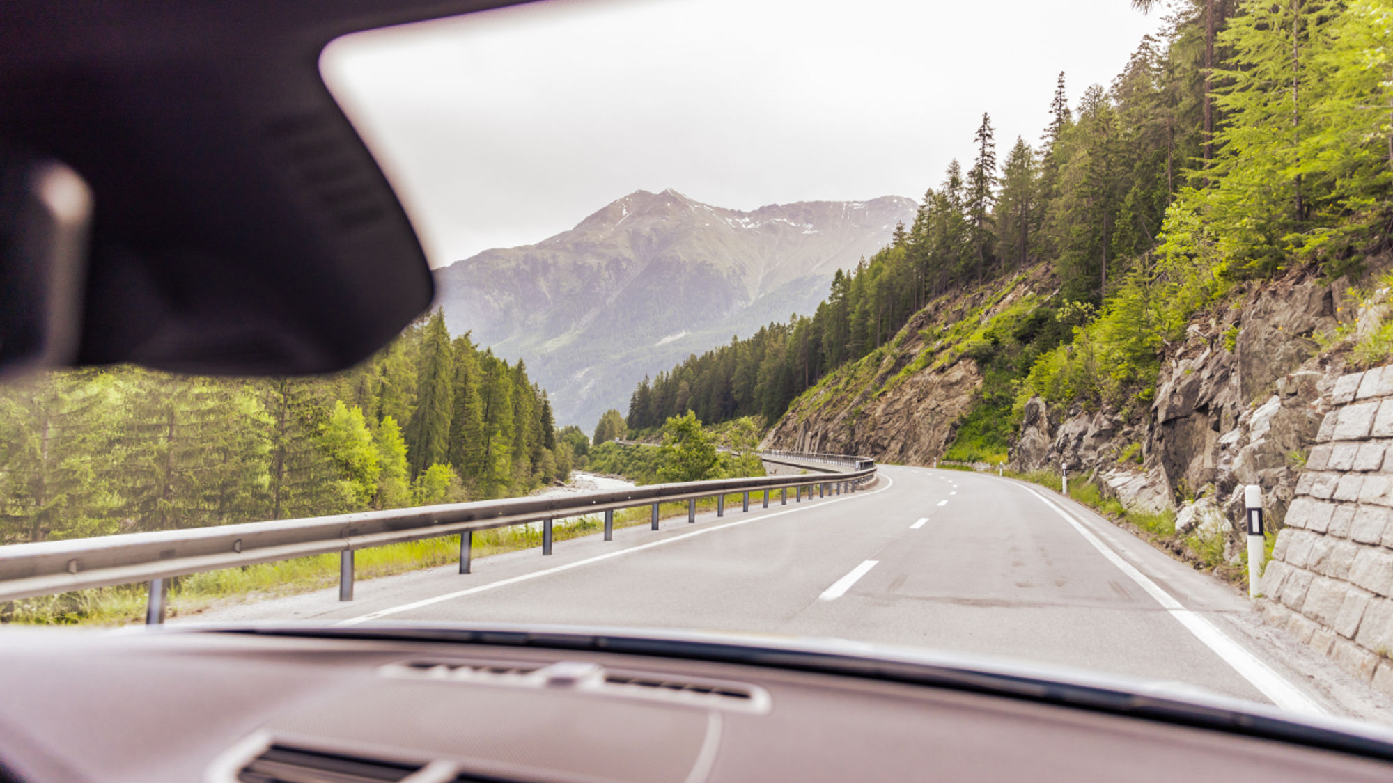 Frontscheiben Aussicht, Strasse im grünen mit Bergen