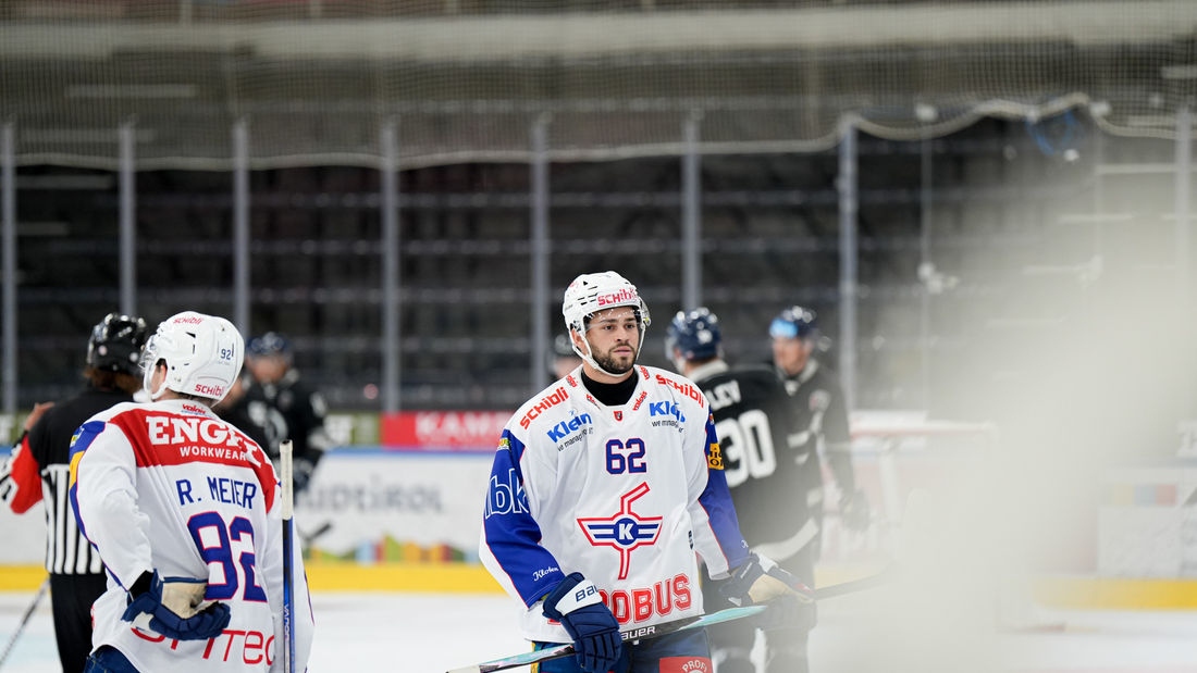 Eishockeyspieler im Eishockeystadion