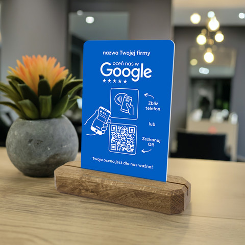 Stojak, prezenter z QR i NFC do zbierania opinii w Google, nazwa firmy, podkład dębowy, niebieski klasyczny