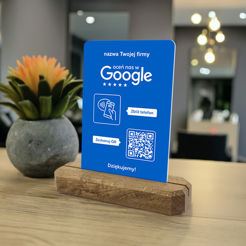 Stojak, prezenter z QR i NFC do zbierania opinii w Google, nazwa firmy, podkład dębowy, niebieski pionowy