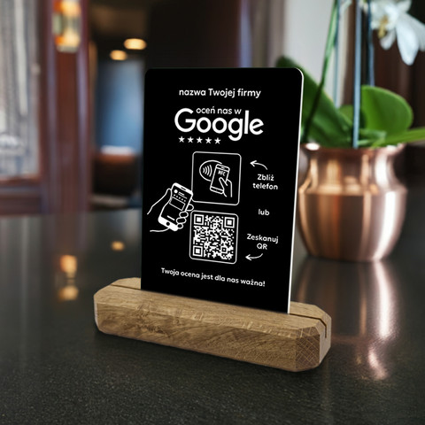 Stojak, prezenter z QR i NFC do zbierania opinii w Google, nazwa firmy, podkład dębowy, czarny klasyczny