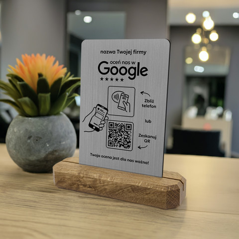 Stojak, prezenter z QR i NFC do zbierania opinii w Google, nazwa firmy, podkład dębowy, srebrny klasyczny