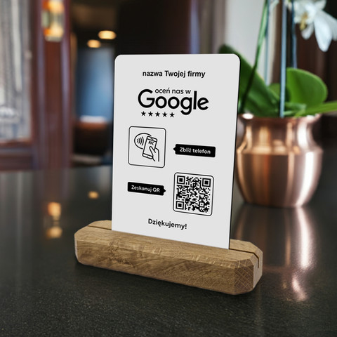 Stojak, prezenter z QR i NFC do zbierania opinii w Google, nazwa firmy, podkład dębowy, biały pionowy