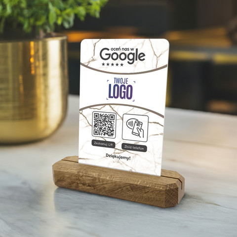 Stojak, prezenter z QR, NFC i logo firmy do zbierania opinii w Google, podkład dębowy, jasny marmur