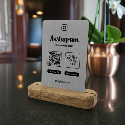 Stojak, karta z QR i NFC do pozyskiwania obserwujących Instagram, podkład dębowy, srebrna